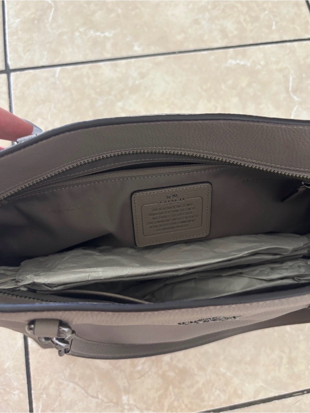 NWOT Coach Pebbled Leather Tote in Taupe Gray

Come with dust bag - Picture 4 of 4